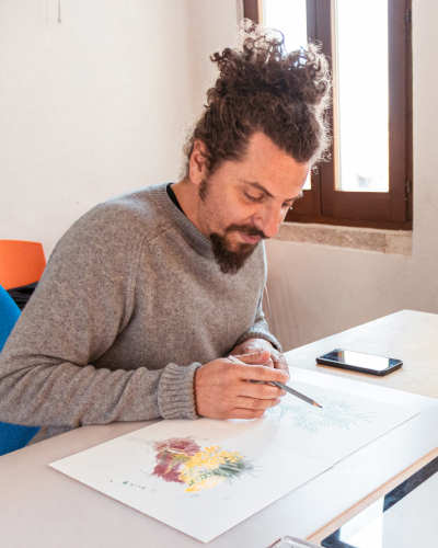 Daniele geniale mentre disegna ad acquerello